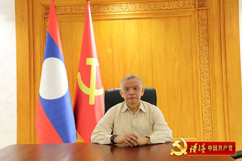 老挝国会副主席宋玛·奔舍那1_缩小大小.png