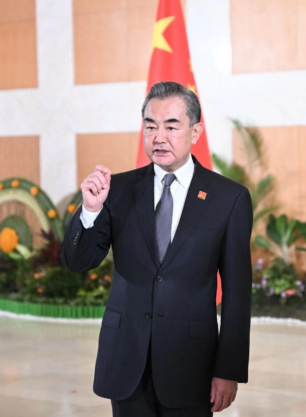 王毅就中美元首会晤向媒体介绍情况并答问2_缩小大小.jpg