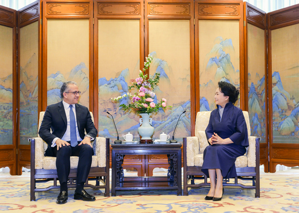 彭丽媛会见联合国教科文组织总干事阿纳尼.jpg